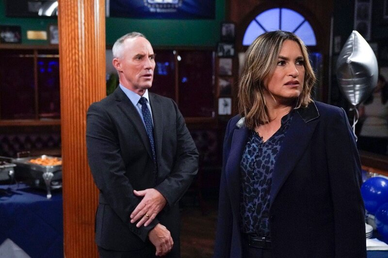 (l-r) Robert John Burke als Captain Ed Tucker, Mariska Hargitay als Captain Olivia Benson – Bild: RTL/​ © 2019 Universal Network Television LLC