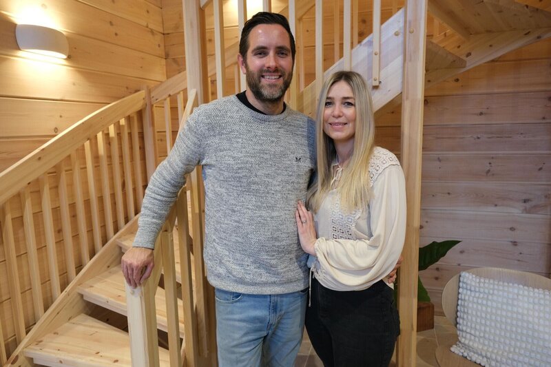 Anske und Stacy ihrem neuen umweltfreundlichen Paradies. – Bild: RTL /​ Pi Productions Ltd