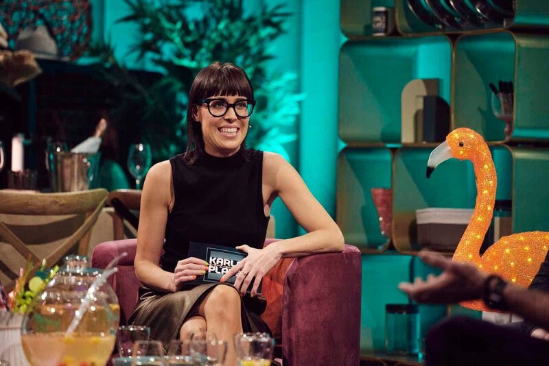 In dieser Folge von „Karlsplatz“ beschäftigen sich Eva Karl Faltermeier und ihre Gäste mit dem Thema Familienfeiern. – Bild: Philipp Thurmaier /​ BR /​ BR/​Philipp Thurmaier