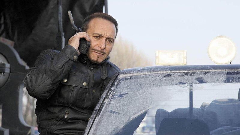 Die Zeit läuft Semir (Erdogan Atalay) und seinem Kollegen davon, denn die Gangster haben die Atombombe bereits verladen und sind auf der Flucht. – Bild: TVNOW /​ Guido Engels