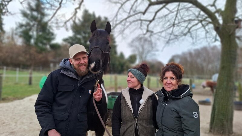 (v.l.) Peer Claßen, Timmy, Jule und Bettina – Bild: RTL /​ Docma TV