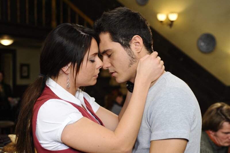 Kommen sich wieder näher: Paloma (Maja Maneiro, l.) und Maik (Sebastian König, r.) … – Bild: SAT.1 /​ Oliver Ziebe