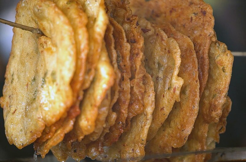 Tostones, flach gestampfte und kross frittierte Kochbananen: ein bei Puerto Ricanern beliebter Snack – Bild: docstation Tostones, flach gestampfte und kross frittierte Kochbananen: ein bei Puerto Ricanern beliebter Snack – Bild: docstation