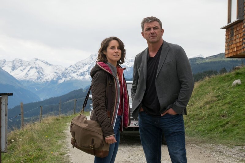 Dr. Martin Gruber (Hans Sigl) hat eine Vermutung, was hinter Maikes (Amelie Kiefer) heftigen Kreislaufproblemen wirklich steckt. – Bild: ZDF und Erika Hauri