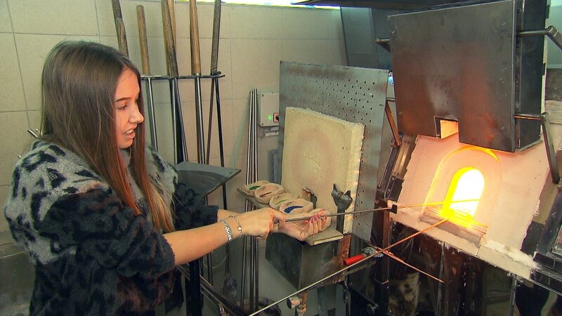 Shania im Glasmuseum – Bild: RTLZWEI