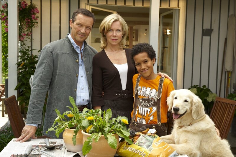 Eine glückliche Familie: Thomas (Michael Roll), Antonia (Marion Kracht) und Nahas Hellmann (Luka Kumi) – Bild: port.hu