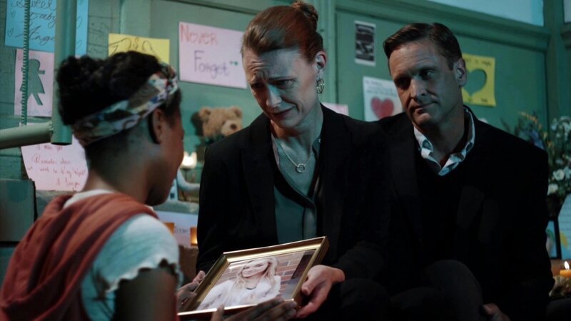 Bailey Chapman (Chelsea Brooks) und Brittany Sloanes Eltern (Rebecca Groppe und Matt Davis) (v.l.) – Bild: Bibel TV