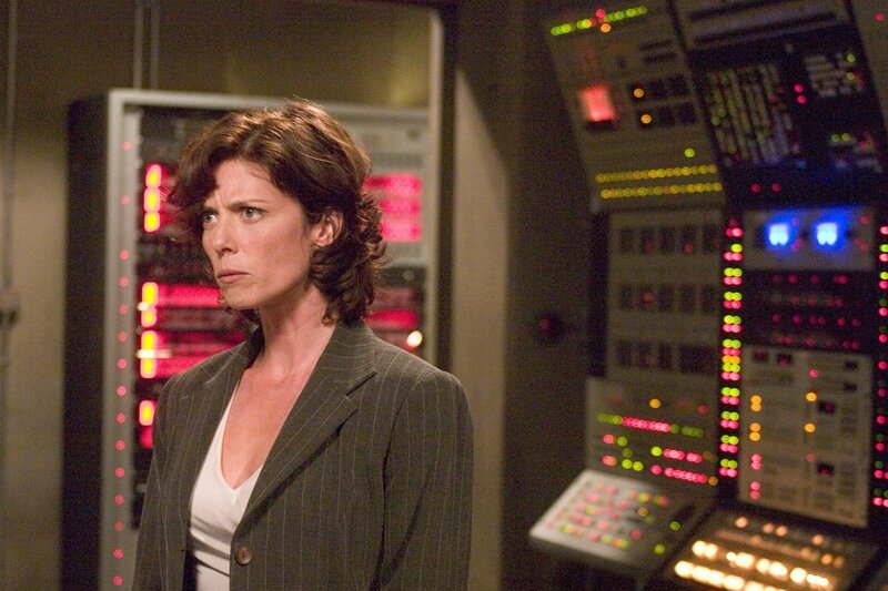 Die Freude über die Rückkehr in die Heimat hält nicht lange vor, denn was das Team um Dr. Weir (Torri Higginson) hier erlebt, scheint nicht mit rechten Dingen zuzugehen … – Bild: MGM