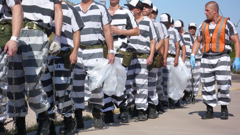 Chain gang picks up trash – Bild: National Geographic /​ Pablo Durana