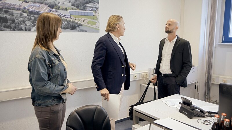 Ingo Lenßen (2.v.l.) – Bild: SAT.1