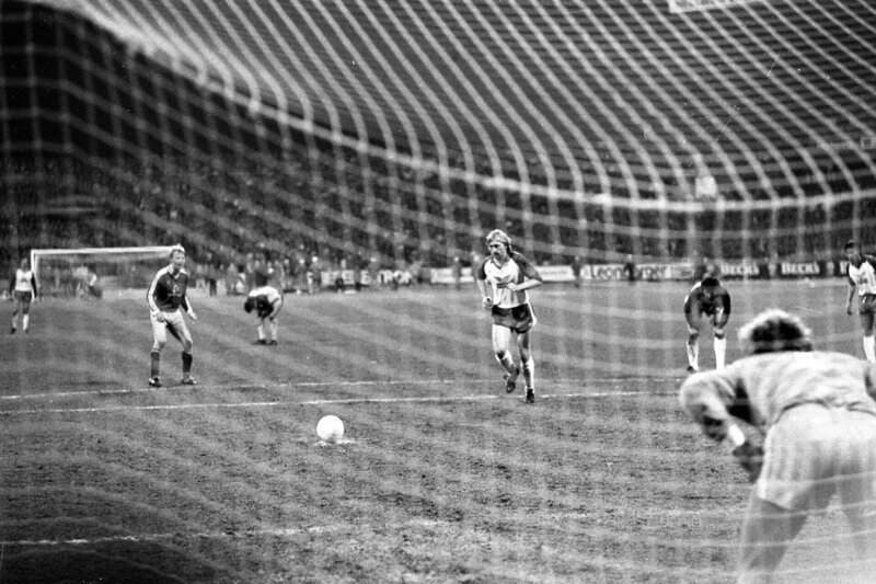 Michael Kutzop (SV Werder Bremen) schießt den Elfmeter, der die Meisterschaft 1985/​1986 vorzeitig entschieden hätte, gegen den chancenlosen Torwart Jean Marie Pfaff (FC Bayern München) in der 89. Minute (Serie 2/​5) Michael Kutzop SV Werder Bremen shoots the Penalty the The Championship 1985 1986 prematurely decided would have against the chancenlosen Goalkeeper Jean Marie Pfaff FC Bavaria Munich in the 89 Minute to the Posts Series 2 5 – Bild: imago sportfotodienst /​ imago/​Schumann /​ imago images