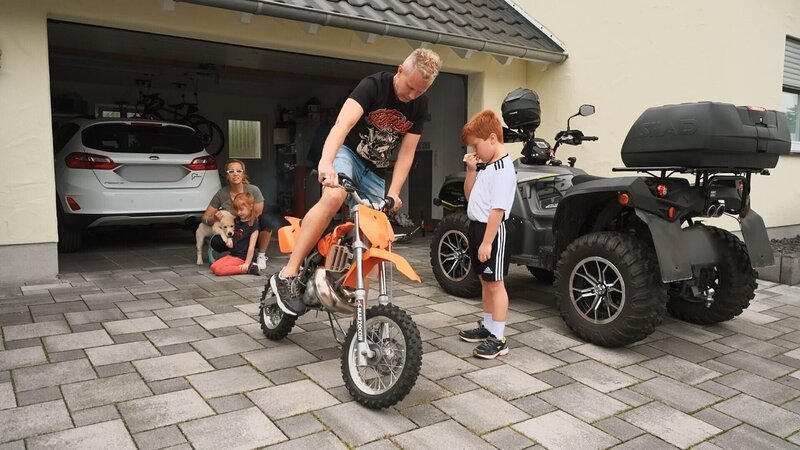 Golden Retriever Welpe Aileen muss laute Motorengeräusche auf dem Hof der Familie Becker aushalten. – Bild: RTL