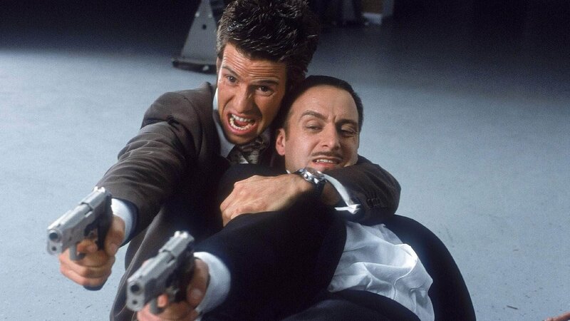 Jan (Christian Oliver, li.) und Semir (Erdogan Atalay) liefern sich eine wilde Schießerei mit den fliehenden Gangstern … – Bild: MG RTL D /​ Guido Engels