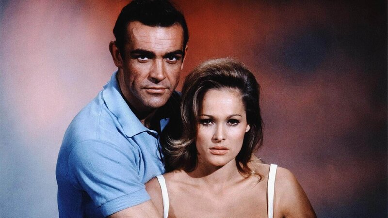 Geheimagent James Bond (Sean Connery) ermittelt in der Karibik und trifft dort auf die bezaubernde Honey (Ursula Andress). – Bild: TVNOW