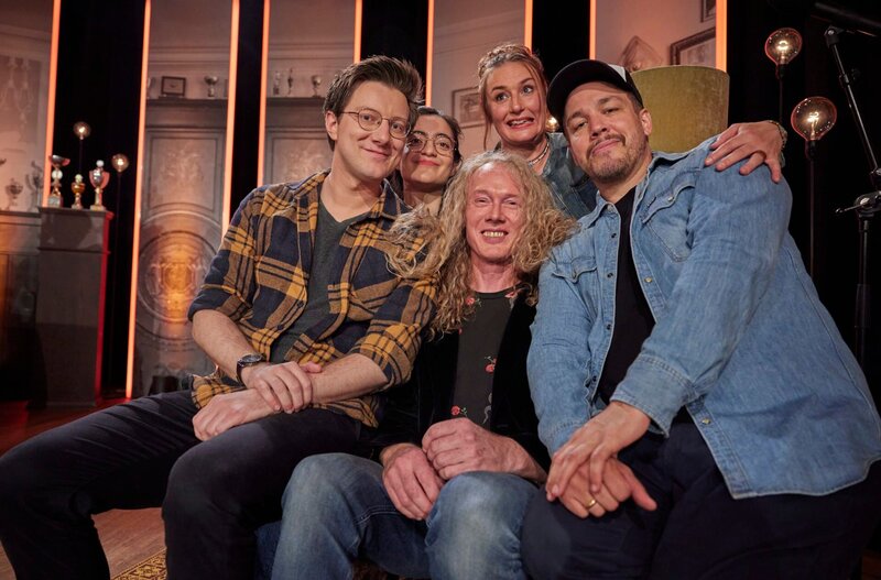 Frisch geschlüpft in die Comedy- und Stand-up-Szene ist Newcomerin Ana Lucia aus München.; Mit frisch gedruckten Texten beglückt Poetry Slammer Yannik Sellmann die Zuschauer.; Von links: Yannik Sellmann, Ana Lucia, Susi Raith und Jochen Goricnik (die Spießer) und Jan van Weyde. – Bild: BR/​Martina Bogdahn