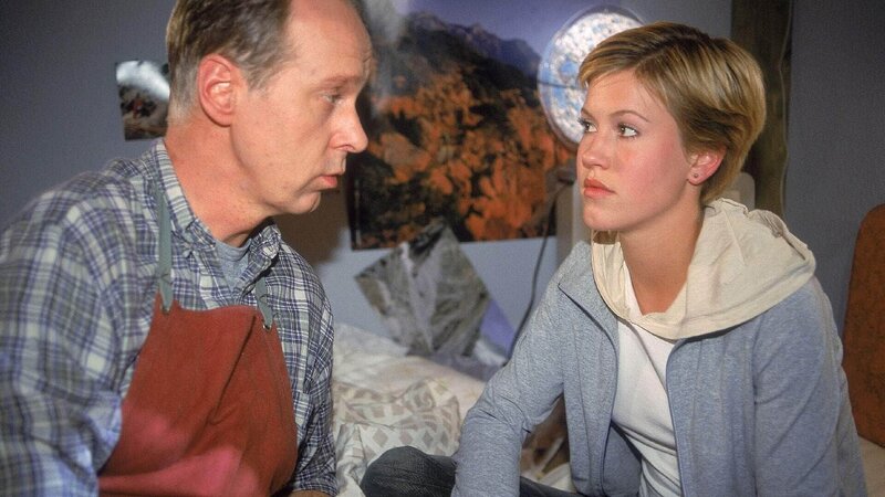 Um Mutter Anke das Gefühl zu vermitteln, dass sie von ihrer Mutter geliebt wird, denken sich Hendrik (Gottfried Vollmer) und Alex (Wolke Hegenbarth) eine Überraschung aus … – Bild: RTL