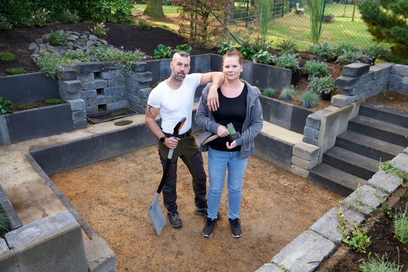 Matze und Steffi. +++ Die Verwendung des sendungsbezogenen Materials ist nur mit dem Hinweis und Verlinkung auf RTL+ gestattet. +++ – Bild: RTL /​ Tokee bros. /​ AB INS BEET! DIE GARTEN-SOAP
