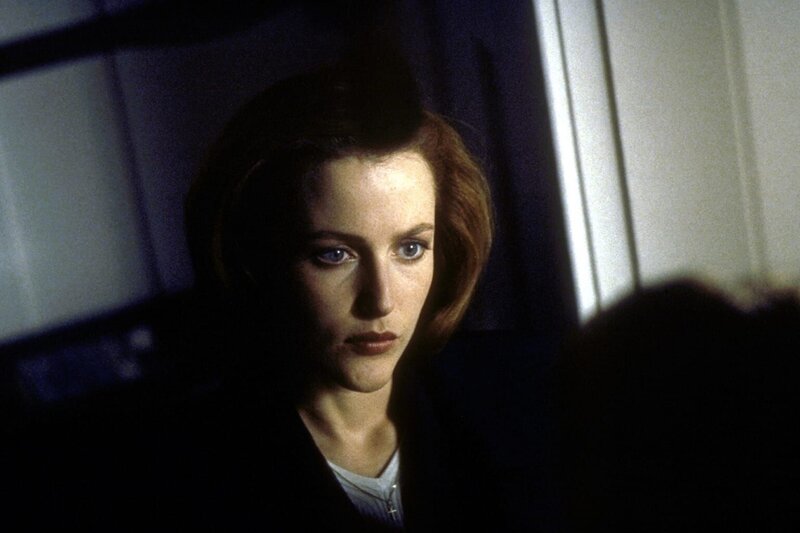 Dana Scully (Gillian Anderson) nimmt Einsicht in die Unterlagen zu dem Fall der Familie Sim. – Bild: Twentieth Century Fox Film Corporation.