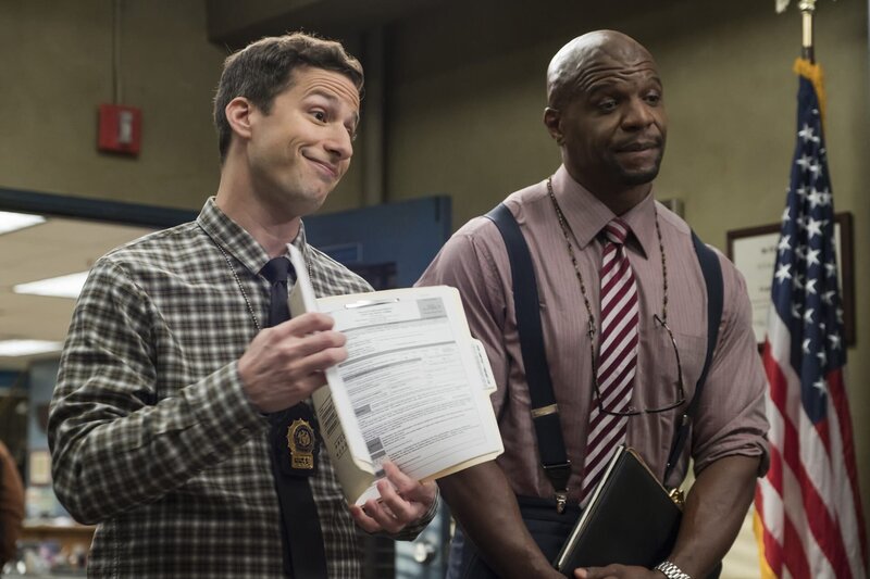 Jake Peralta (Andy Samberg, l.); Terry Jeffords (Terry Crews, r.) – Bild: 2018 UNIVERSAL TELEVISION LLC. All rights reserved. /​ John P. Fleenor Lizenzbild frei