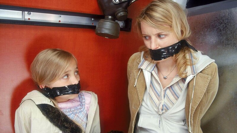 Barbara (Diana Staehly, re.) und Raphaels Tochter Natascha (Anna Sophia Claus) wurden von Deckers Leuten gekidnappt … – Bild: MG RTL D /​ Guido Engels