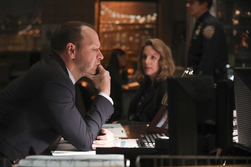 Danny Reagan (Donnie Wahlberg, l.); Faith Madson (Jessie Mueller, r.) – Bild: 2017 CBS Broadcasting Inc. All Rights Reserved. /​ Craig Blankenhorn Lizenzbild frei