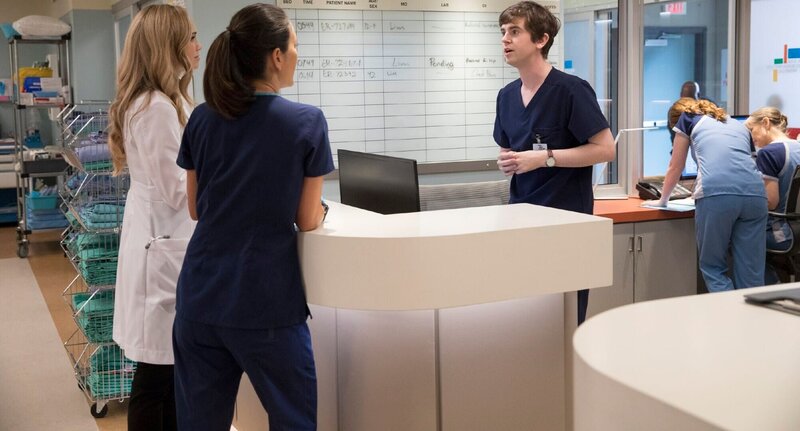 v.l.: Dr. Morgan Reznick (Fiona Gubelmann), Dr. Audrey Lim (Christina Chang) und Dr. Shaun Murphy (Freddie Highmore) – Bild: Mediengruppe RTL