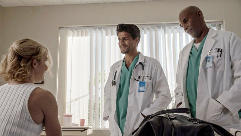 Juliet Higgins (Perdita Weeks ) und Dr. Ethan Shah (Jay Ali)    +++ – Bild: RTL /​ © 2020 CBS Studios Inc