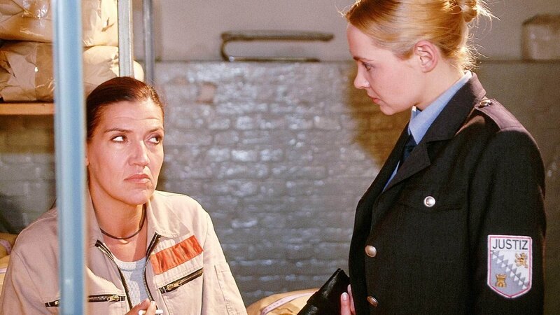 Walter (Katy Karrenbauer, li.) und Bea (Sonia Farke), die sich auf Walters Freigang kennengelernt haben, versuchen sich in Reutlitz aus dem Weg zu gehen. Doch das ist nahezu unmöglich … – Bild: RTL