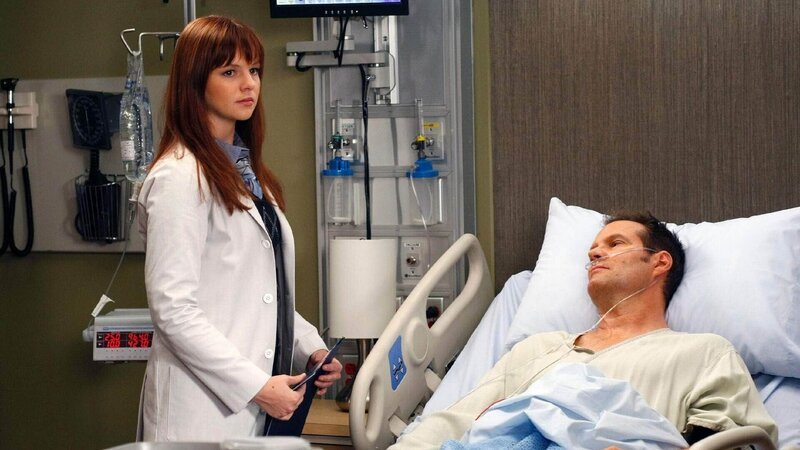 Die Medizinstudentin Martha (Amber Tamblyn) versucht sich ein Bild der Erkrankung des Politberaters Joe Dugan (Jack Coleman) zu machen. – Bild: SUPER RTL