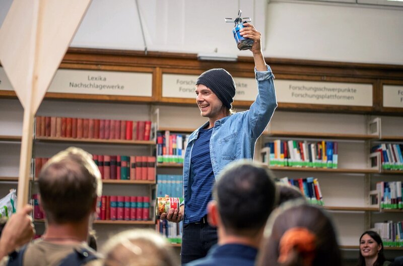 Der Jurastudent Konstantin (Stefan Pohl) besetzt die Uni-Bibliothek, um gegen steigende Gebühren zu protestieren. – Bild: ORF/​e&a film/​Heinz Laab