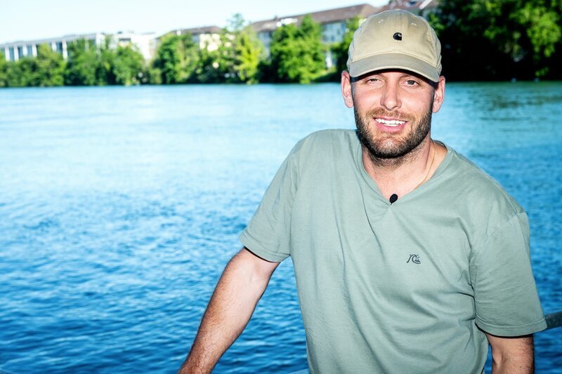 G&G-Reporter Sandro Sabatinian der Aare – Bild: SRF/​Oscar Alessio