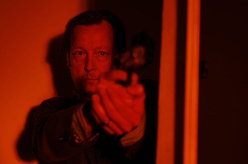 Hanns von Meuffels (Matthias Brandt) erwartet den Eindringling. – Bild: BR/​Erika Hauri