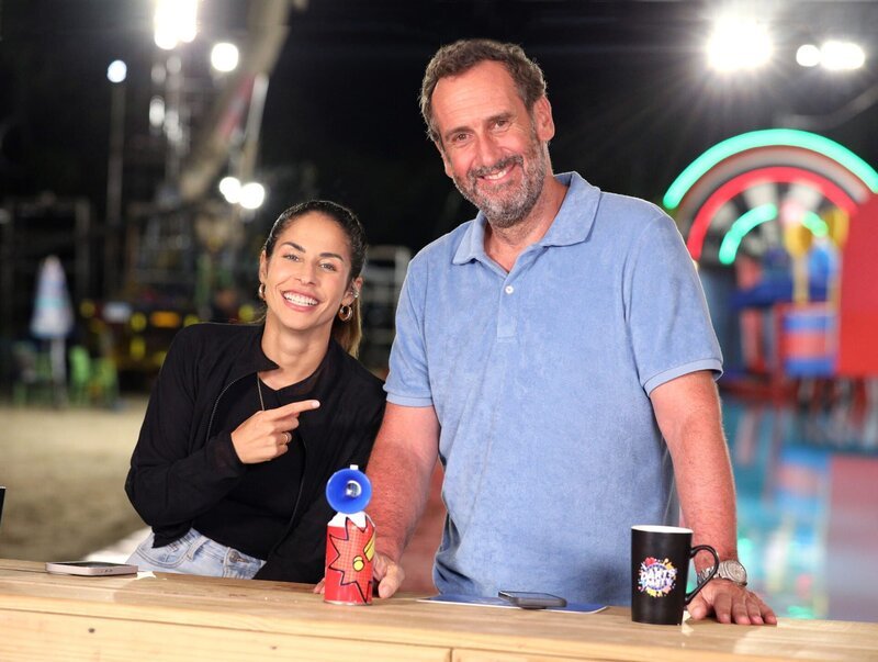 Das Moderations-Duo: Stand-up-Comedienne und Moderatorin Negah Amiri mit Darts-Experte Elmar Paulke. – Bild: SPORT1 /​ HALIL