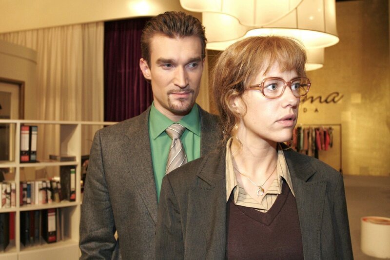 Nach Davids verhaltener Reaktion überlegt Lisa (Alexandra Neldel, r.), ob sie Richards (Karim Köster, l.) Angebot, sie zur Toga-Party zu begleiten, annehmen soll. (Dieses Foto von Alexandra Neldel darf nur in Zusammenhang mit der Berichterstattung über die Serie „Verliebt in Berlin“ veröffentlicht und verbreitet werden.) – Bild: SAT.1 /​ Noreen Flynn
