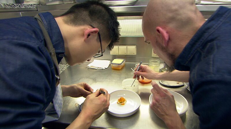 Defiziele Zubereitung eines Tellers mit Pinzette. – Bild: NDR/​Claus Halstrup