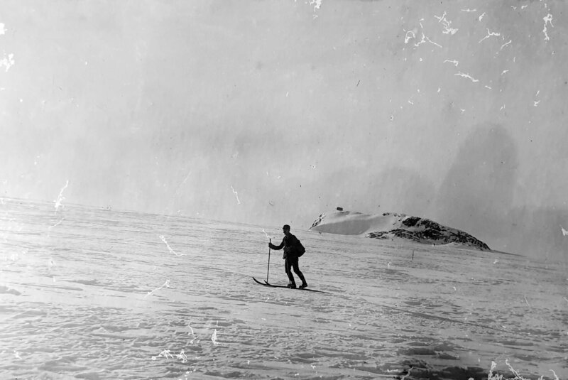 Skipionier um 1910, Abfahrt vom-Kaiser Jubiläumshaus. Archiv Radacher. – Bild: ORF/ipFilm/Stefan Sternad Skipionier um 1910, Abfahrt vom-Kaiser Jubiläumshaus. Archiv Radacher. – Bild: ORF/ipFilm/Stefan Sternad