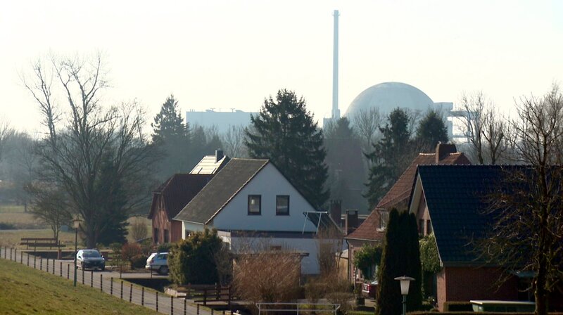 Der Rückbau des Kernkraftwerks Unterweser im Landkreis Wesermarsch hat mit dem Abbau des im Jahr 2011 abgeschalteten Reaktors begonnen. – Bild: NDR/​Jörg Teiwes