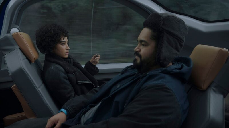 L-R: Nora Antony (Andy Allo) und Ivan Spelich (Josh Banday) – Bild: Amazon Studios