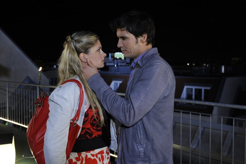 Alexander (Paul Grasshoff, r.) beendet das unsinnige Katz und Maus Spiel und zieht Mia (Josephine Schmidt, l.) in seine Arme … – Bild: SAT.1 /​ Claudius Pflug