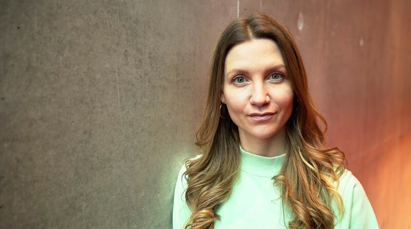 Jana Forkel taucht ein in die dramatische Geschichte des Nahost-Konflikts und trifft Expert*innen und Zeitzeug*innen, die verschiedene Perspektiven darauf haben. – Bild: HR