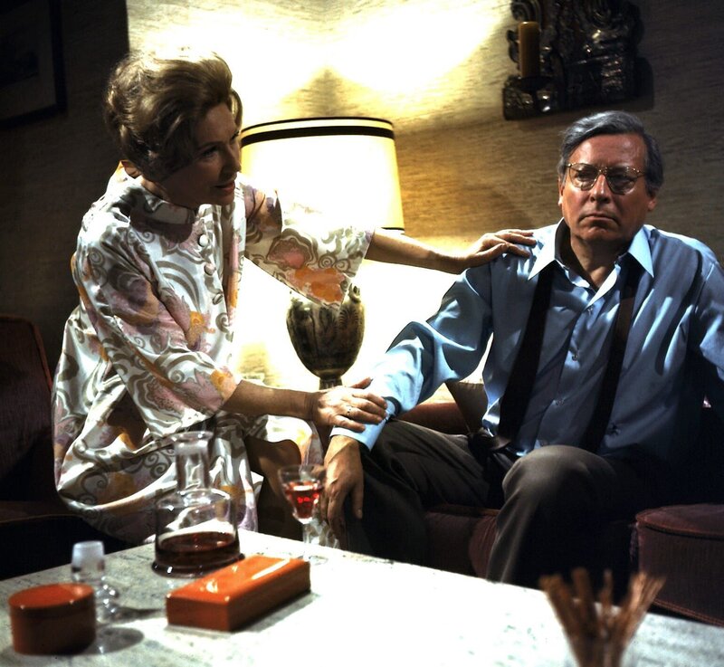 Frau Sasse (Hilde Weissner) möchte von ihrem Mann (Hans Canienberg) wissen, was sich wirklich in Wien ereignet hat. Es muss mehr dahinterstecken, als eine bloße Mädchenbekanntschaft. Die Morddrohung beweist es. – Bild: ZDF und Neue Münchner Fernsehproduktion