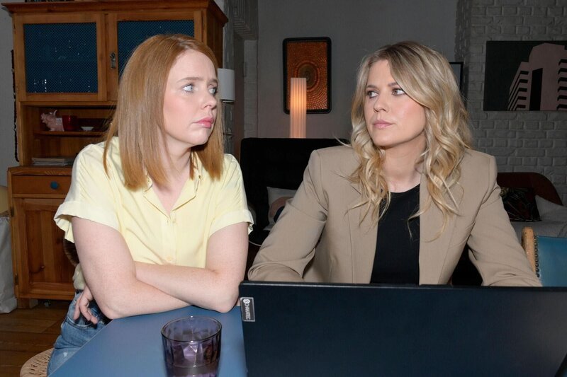 Toni (Olivia Marei, l.) und Alicia (Josefin Bressel) fragen sich, ob Matilda doch Interesse an Erik hat. – Bild: RTL /​ Rolf Baumgartner