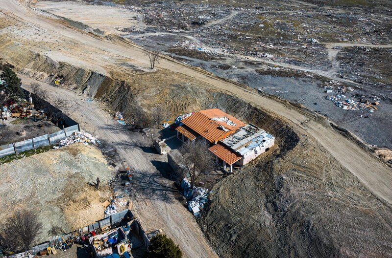 Luftaufnahme des unbefestigten Bereichs von Sektor 6 der Cañada Real. Obwohl die meisten Bewohner dieses Gebiets einer Umsiedlung zugestimmt haben, gibt es immer noch 16 Familien, die sich weigern, ihre Häuser zu verlassen. – Bild: Spiegel TV/​Ignacio Marin