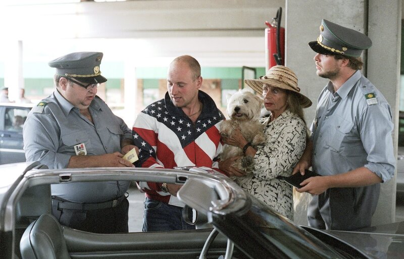 Roland Düringer (Joschi Täubler), Ellen Umlauf (Frau Kaiser). – Bild: ORF/​MR Film/​Contessina Bauer