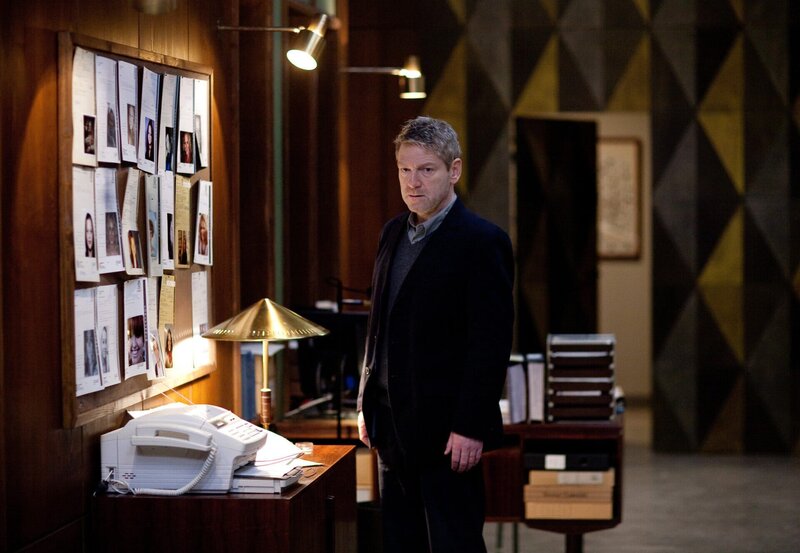 Kommissar Wallander (Kenneth Branagh) steht vor einem Rätsel. – Bild: NDR/​ARD Degeto/​Yellow Bird Rights/​Left Bank Pictures