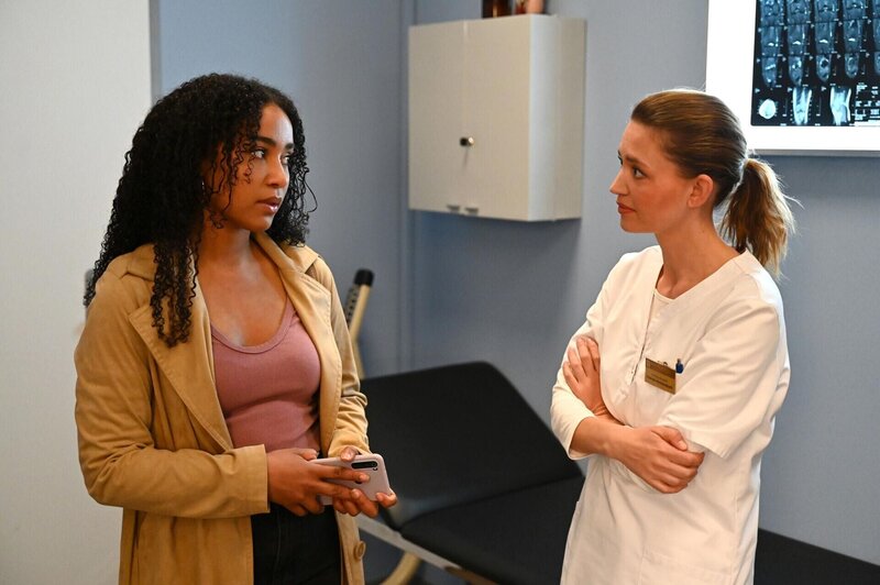 Nathalie (Amrei Haardt, r.) kommt ein schlimmer Verdacht, als Imani (Féréba Koné) ihren Fragen ausweicht. – Bild: RTL /​ Julia Feldhagen /​ Die Schlinge zieht sich zu