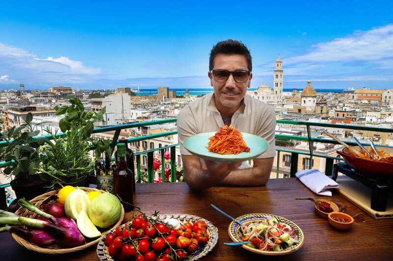 Gino D’Acampo +++ Die Verwendung des sendungsbezogenen Materials ist nur mit dem Hinweis und Verlinkung auf RTL+ gestattet. +++ – Bild: RTL /​ Betty TV & All3Media International