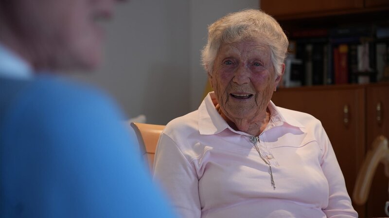 Irmgard Eiben aus Wilhelmshaven war bereits nahezu taub. Mit 94 Jahren hat sie sich ein Cochlea-Implantat setzen lassen und blüht seitdem regelrecht auf. – Bild: NDR /​ ZDF und NDR