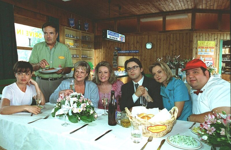 (v.li.): Doris Hick, Peter Fröhlich, Marianne Mendt, Brigitte Neumeister, Alexander Lutz, Claudia Androsch, Gerald Pichowetz. – Bild: ORF/​MR Film/​Contessina Bauer