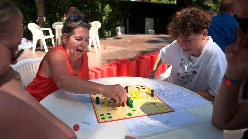 S5E05: Premiere auf Europas größtem Campingplatz! Das Ehepaar Peter und Angelika veranstaltet das erste Mensch-ärgere-dich-nicht-Turnier auf dem Marina di Venezia. – Bild: RTLZWEI